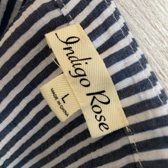 Flowy and beautiful shirt. Dinner party vibes or even keeping it casual. - Picture 4 of 4